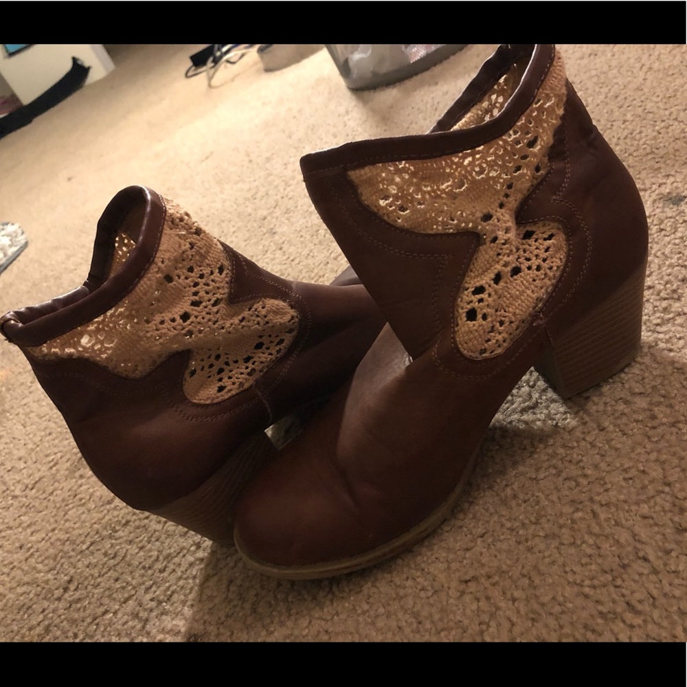 Country ankle boots